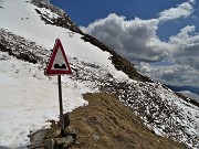 62 Il cartello segnala bene il gran dosso della valanga !